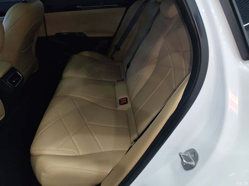 Geely Galaxy L6, 2024 13