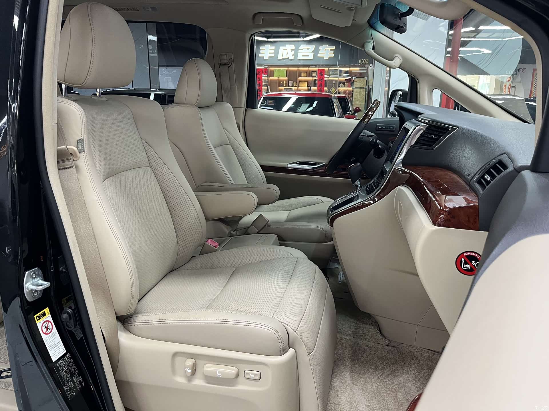 Toyota Alphard, 2011 12