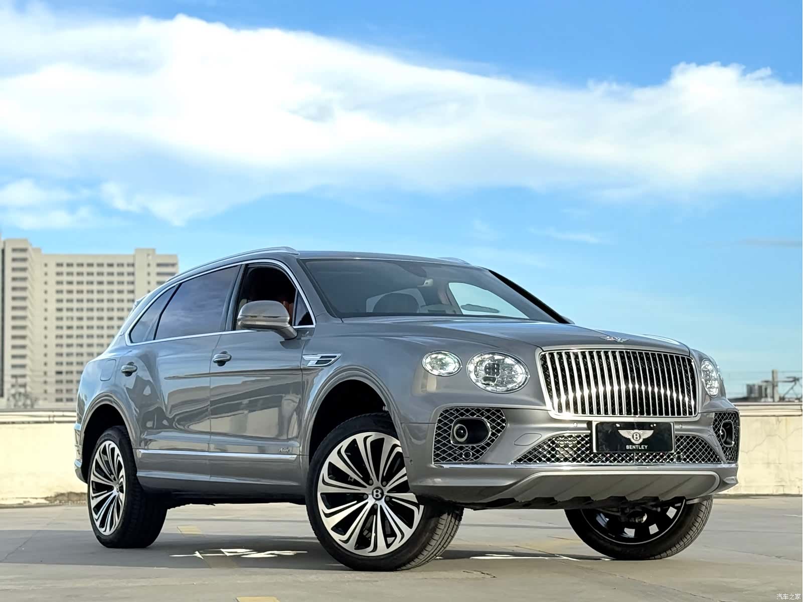 Bentley Bentayga, 2023 3