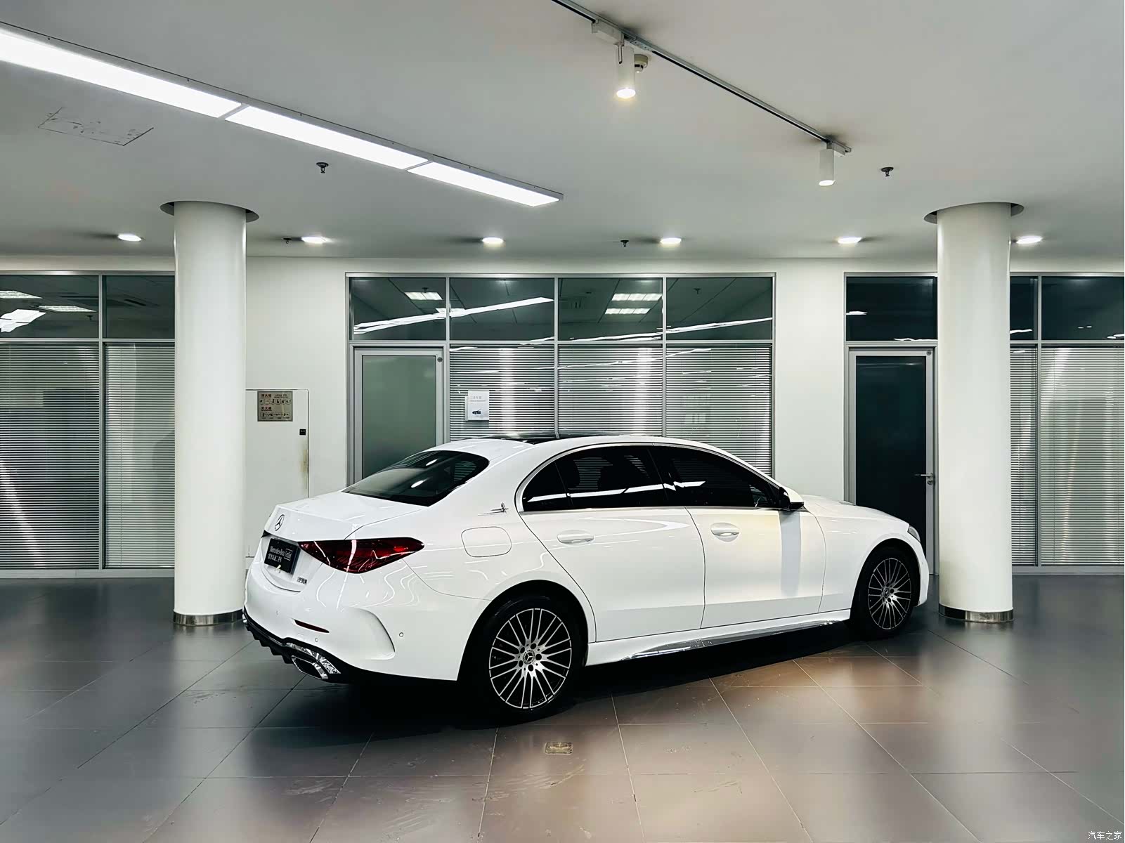 Mercedes-Benz C-Class, 2024 4