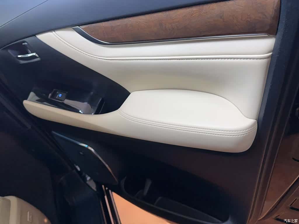 Toyota Alphard, 2017 3