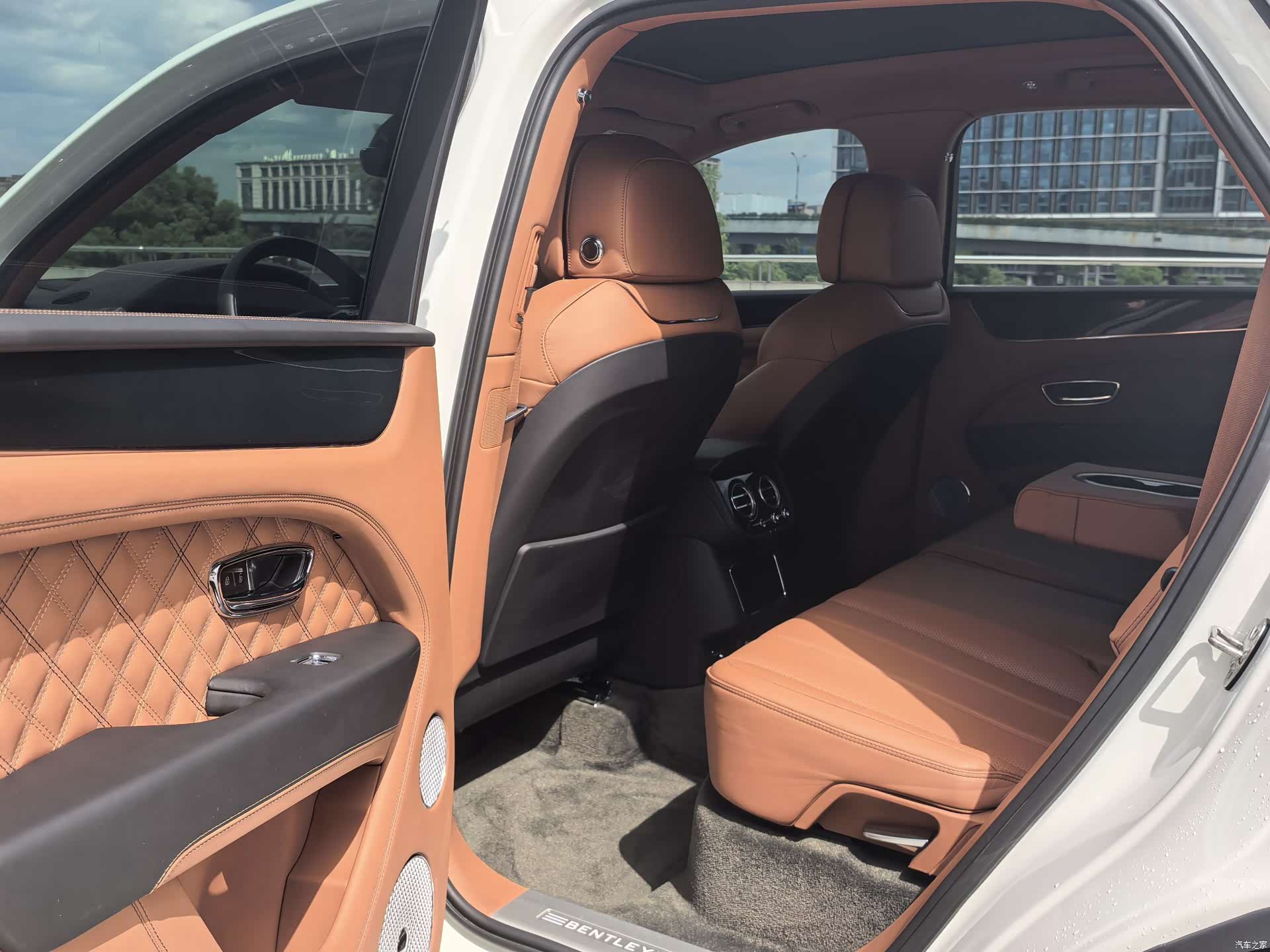 Bentley Bentayga, 2023 10