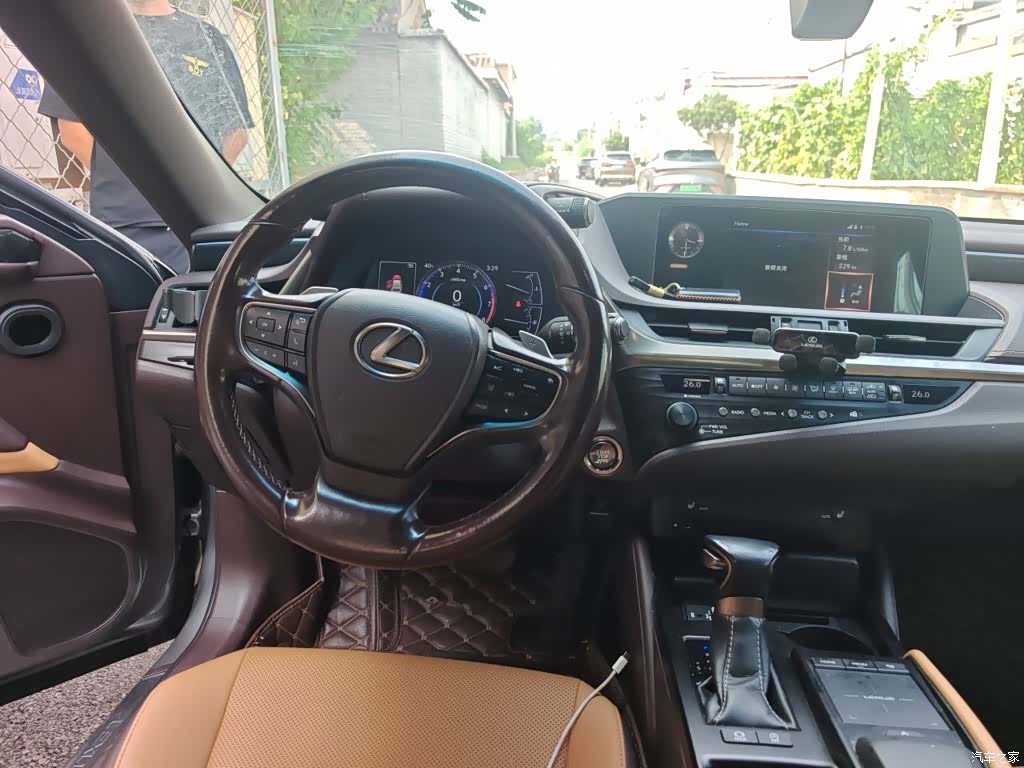 Lexus ES, 2019 3