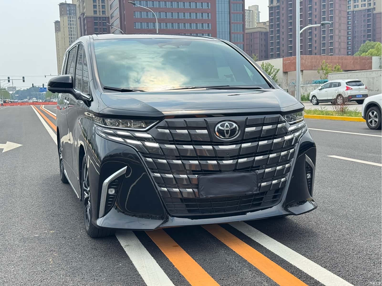 Toyota Alphard, 2024 3