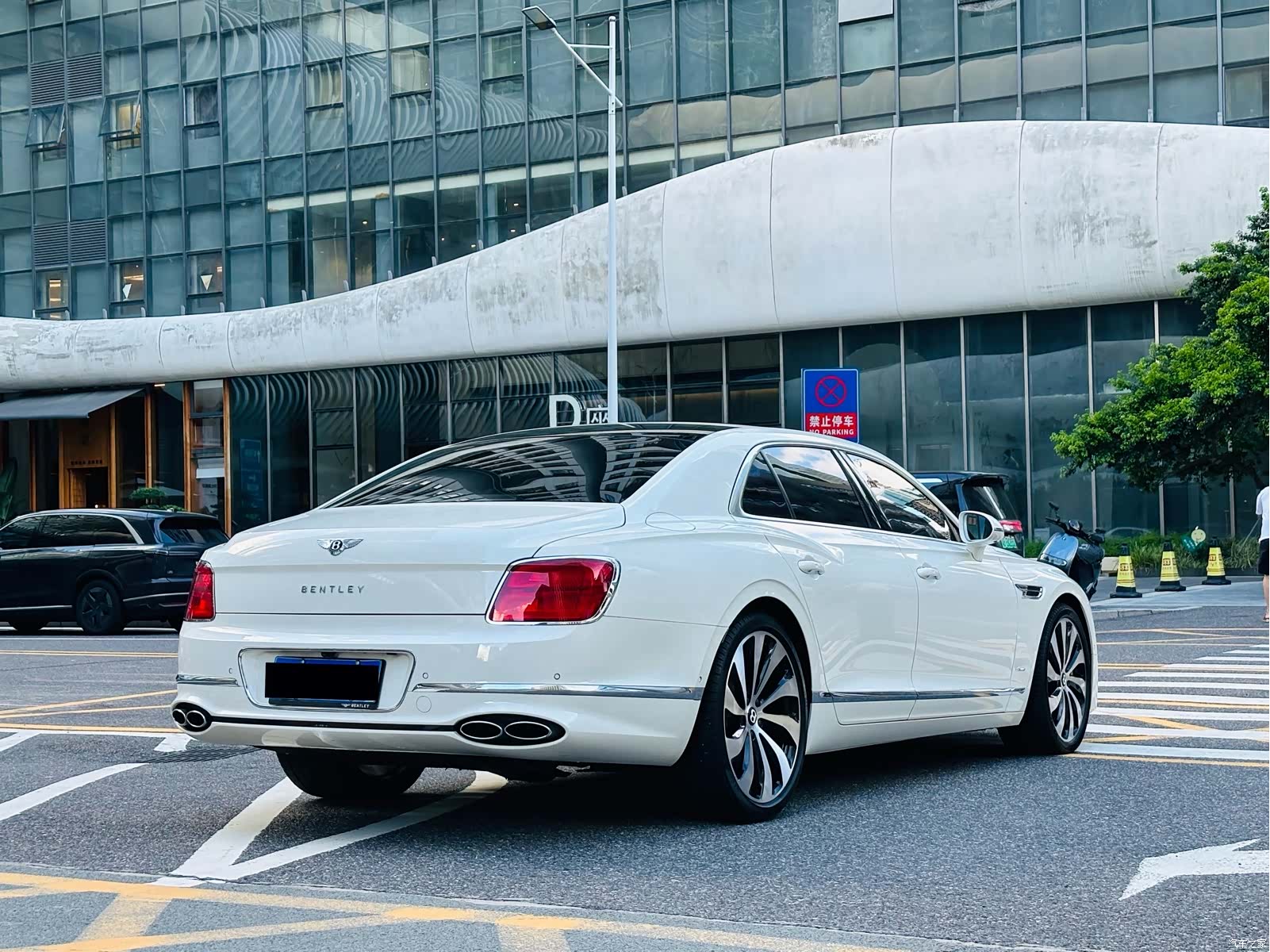 Bentley Flying Spur, 2023 4