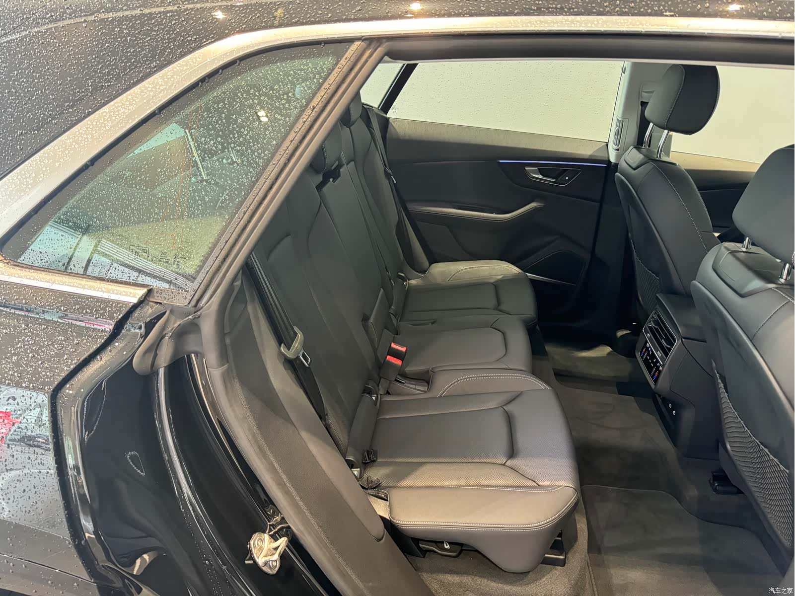 Audi Q8, 2025 17