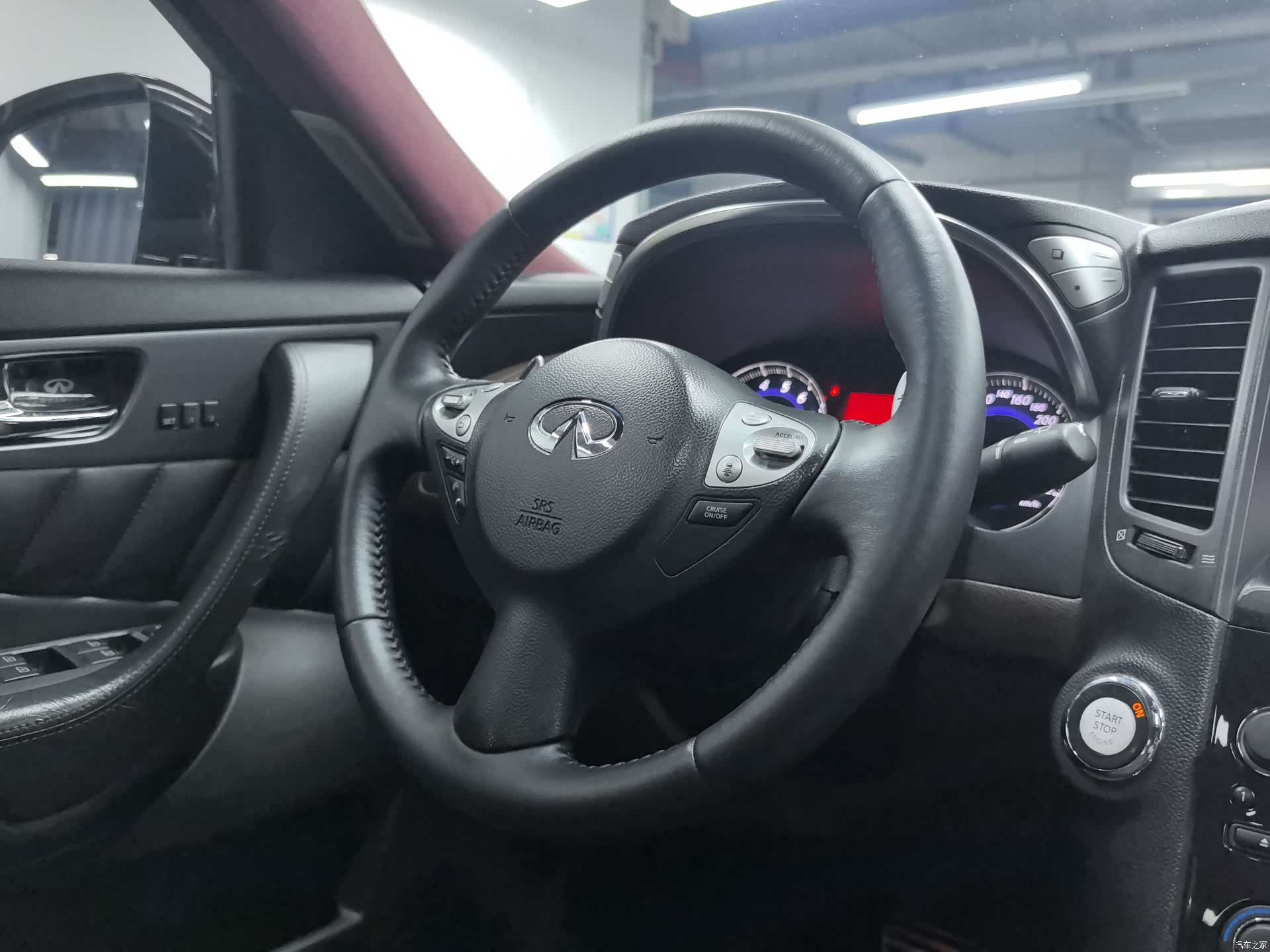 Infiniti FX35, 2012 9