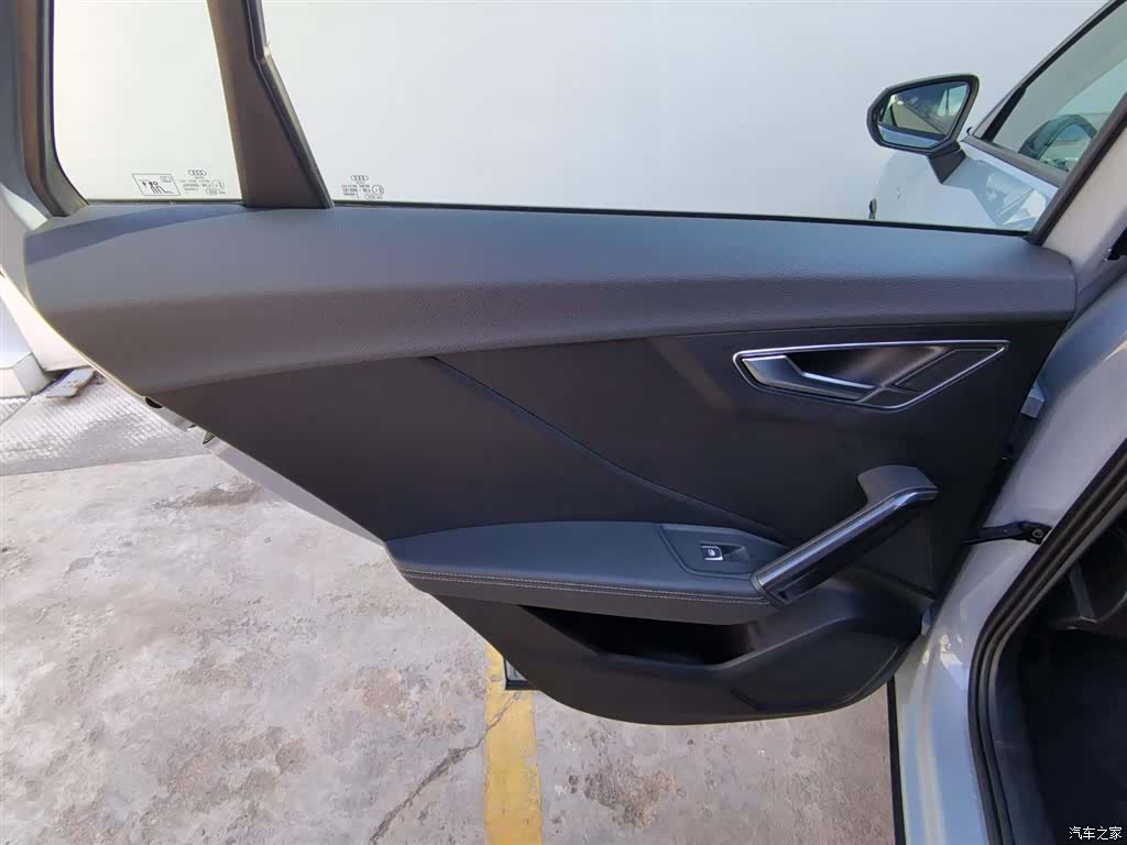 Audi Q2L, 2024 23