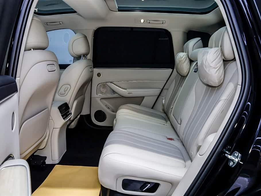 AITO Ask the world M8