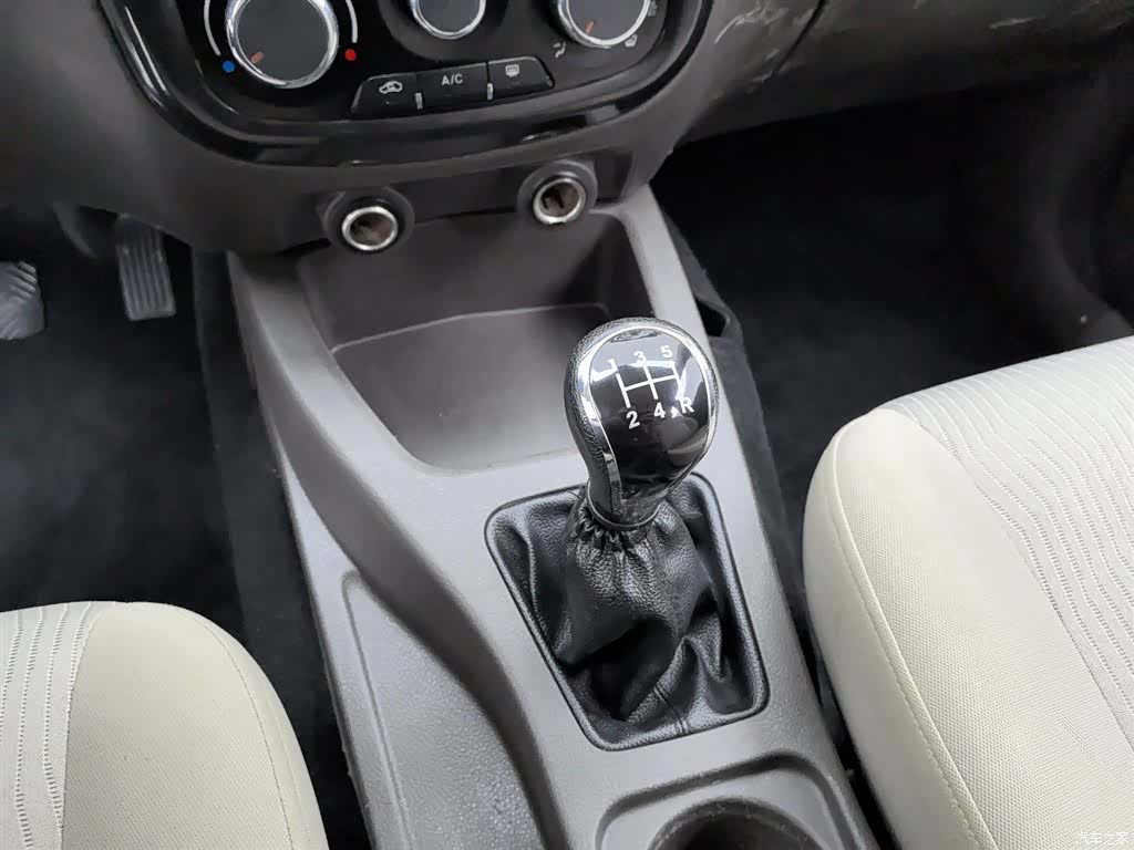 Wuling V, 2016 13