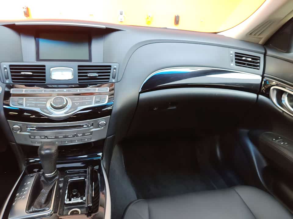 Infiniti Q70
