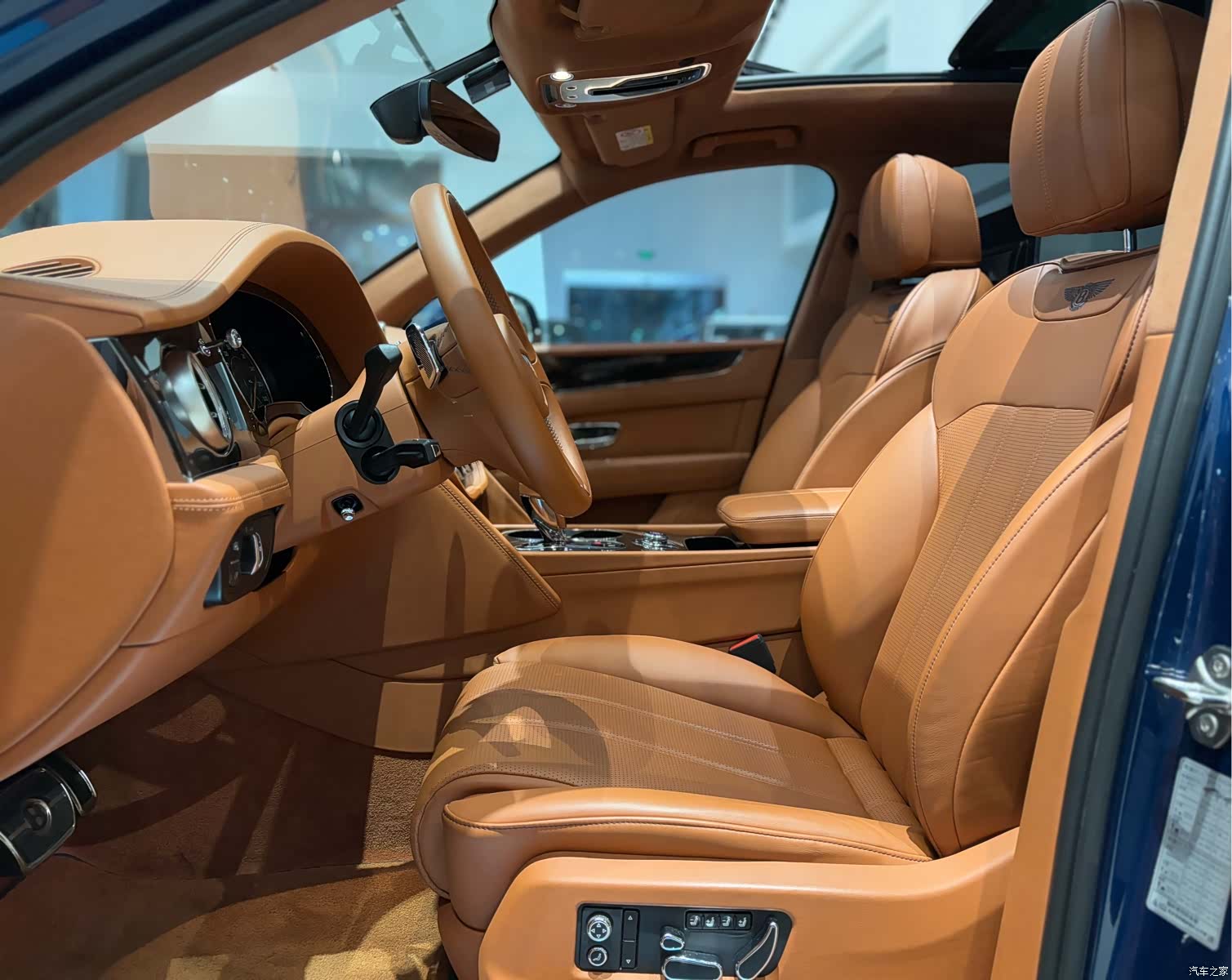 Bentley Bentayga, 2018 11