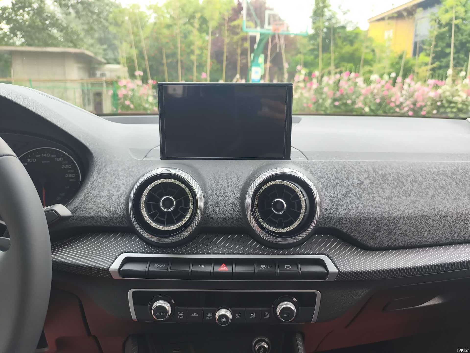 Audi Q2L, 2024 13