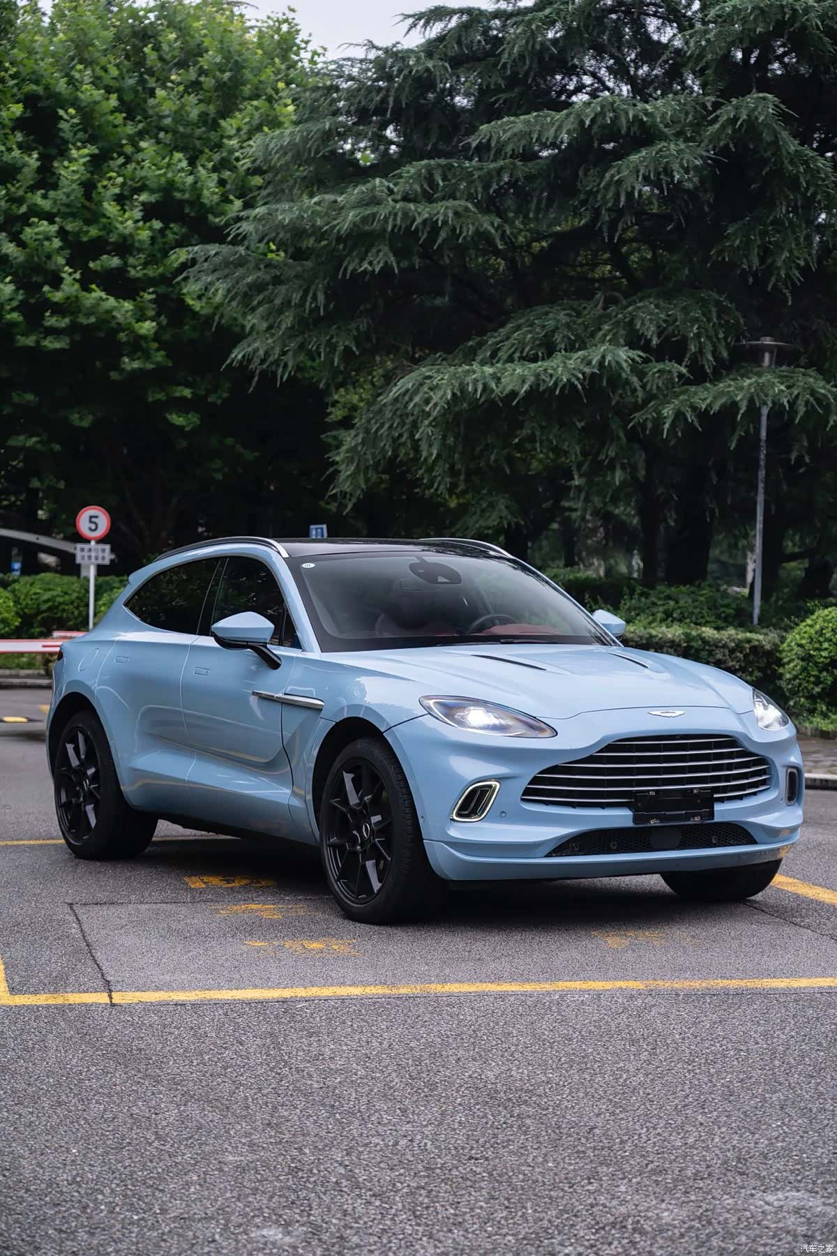 Aston Martin DBX, 2022 3