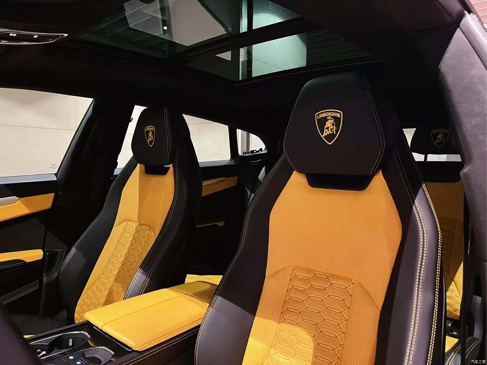 Lamborghini Urus, 2023 все фото
