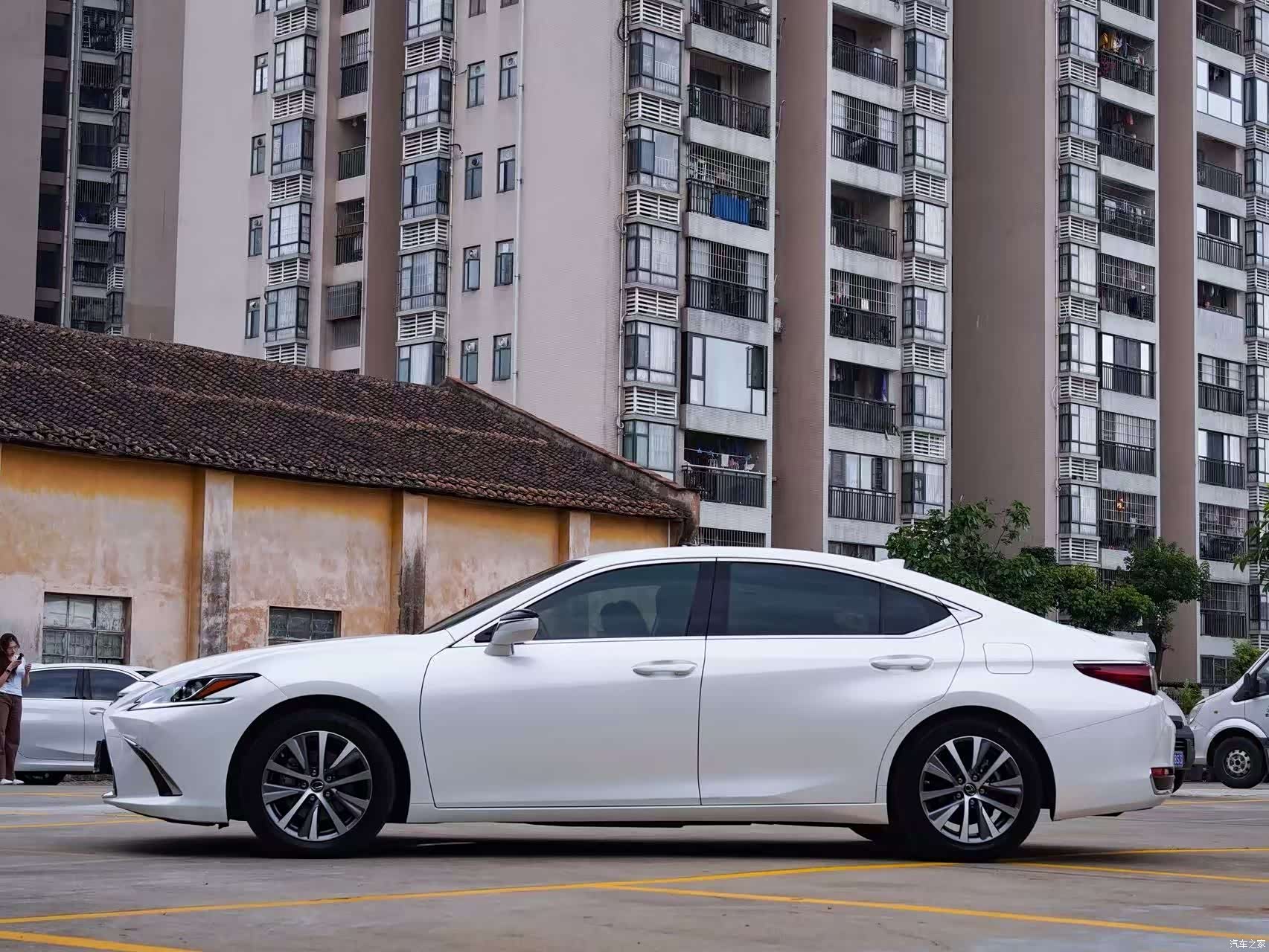 Lexus ES, 2020 все фото