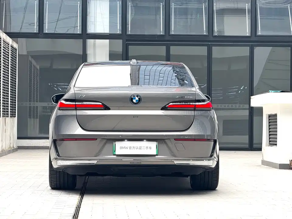 BMW i7
