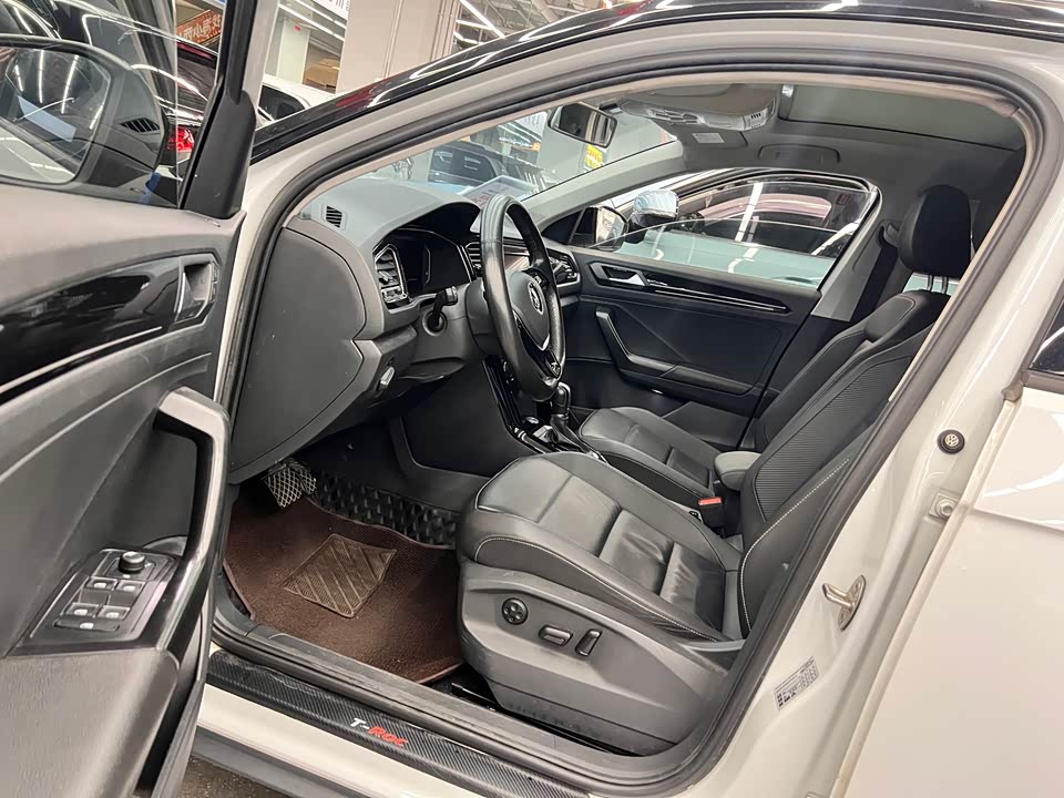 Volkswagen T-ROC exploring Songs