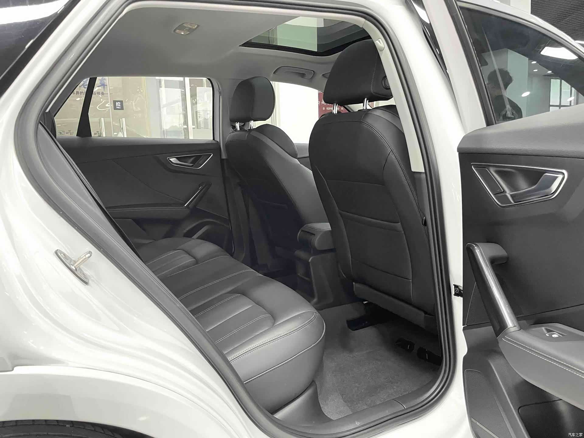 Audi Q2L, 2023 13