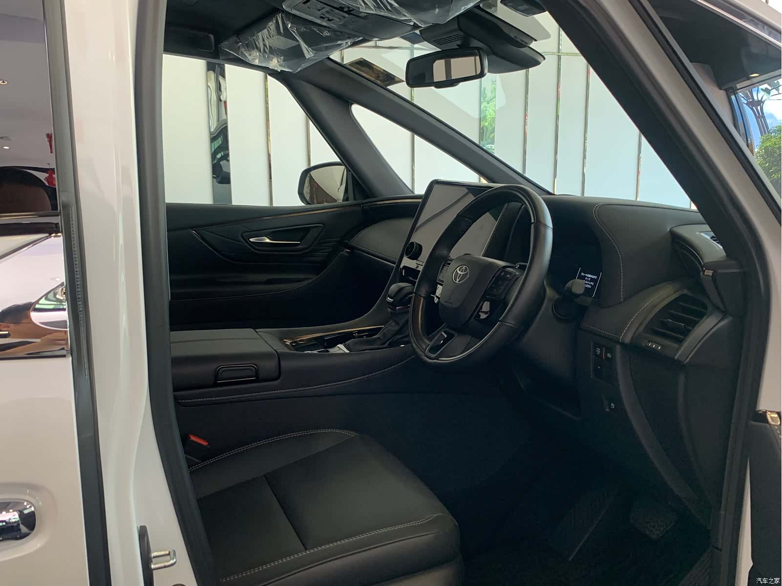 Toyota Alphard, 2025 6