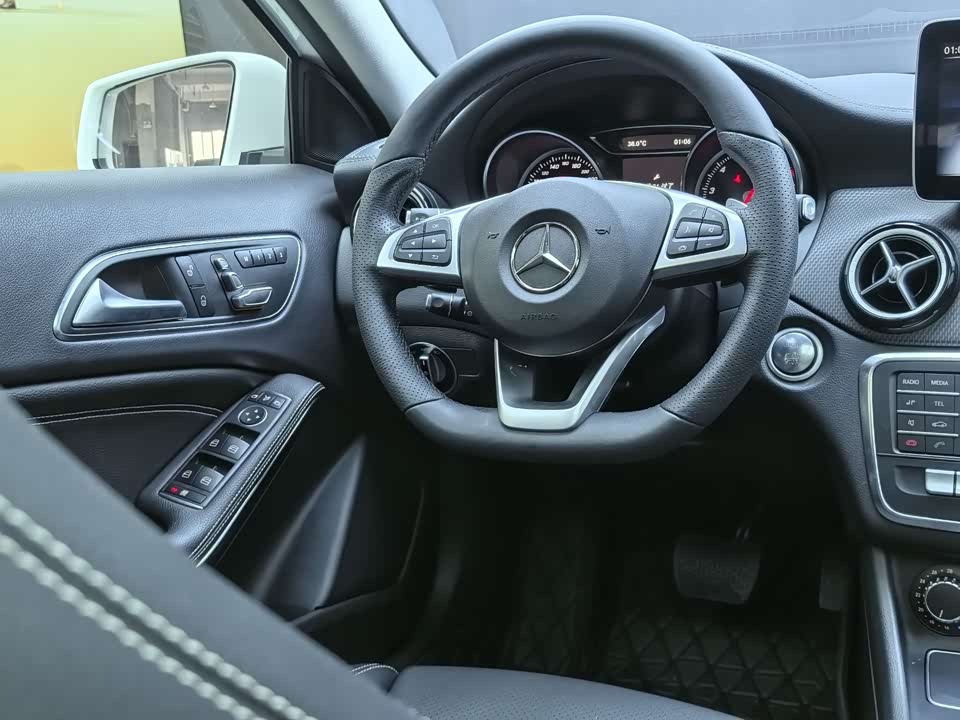 Mercedes-Benz GLA Mercedes-Benz GLA