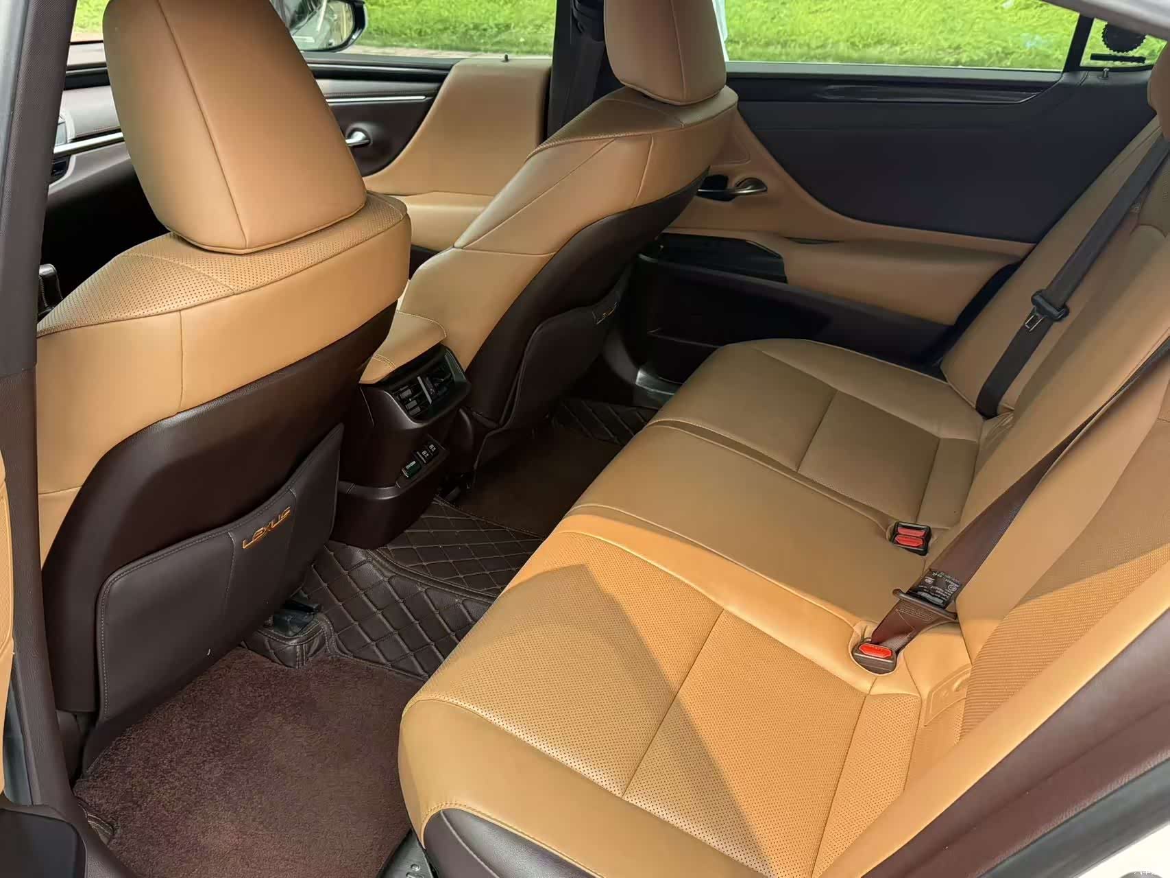 Lexus ES, 2019 все фото