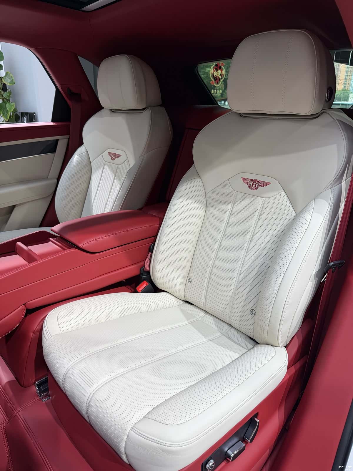 Bentley Bentayga, 2024 10