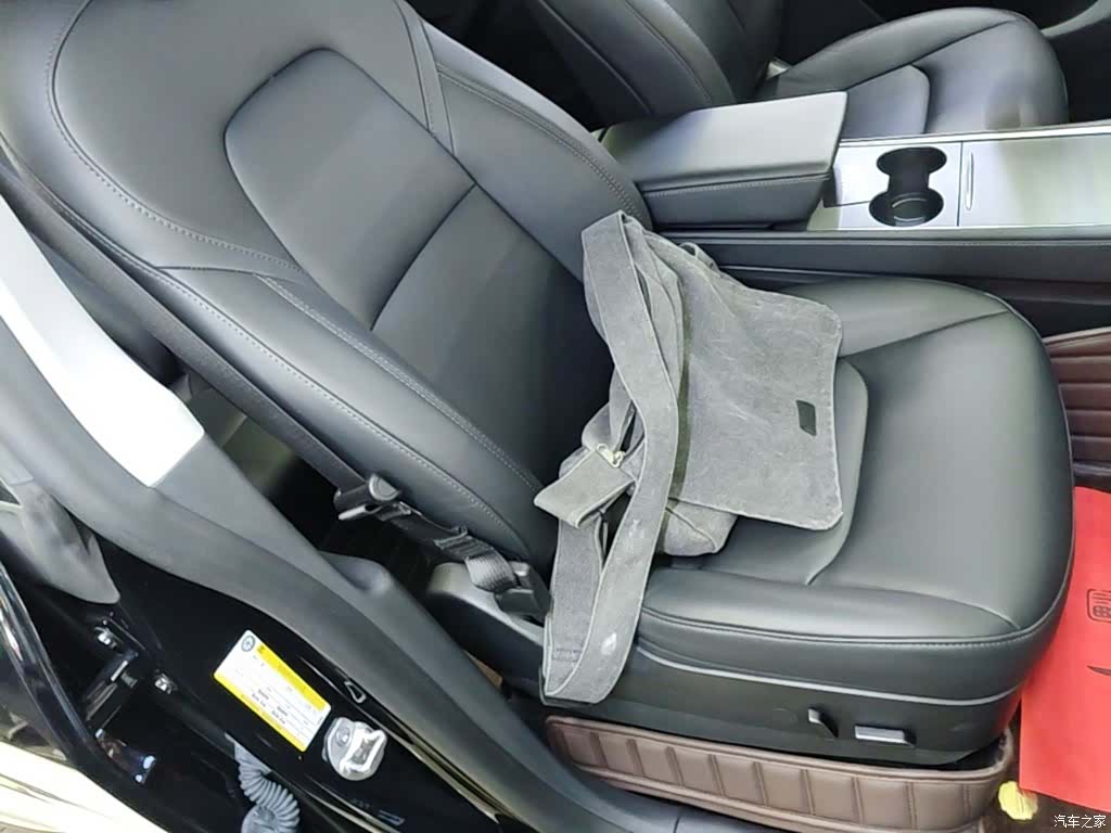 Tesla Model Y, 2023 25