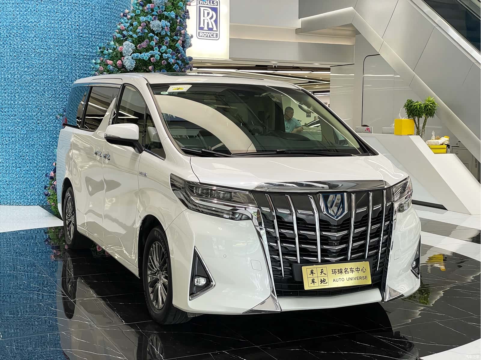 Toyota Alphard, 2020 3