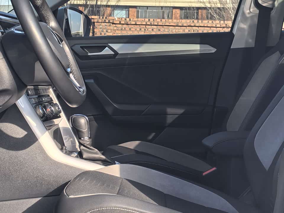 Volkswagen T-ROC exploring Songs