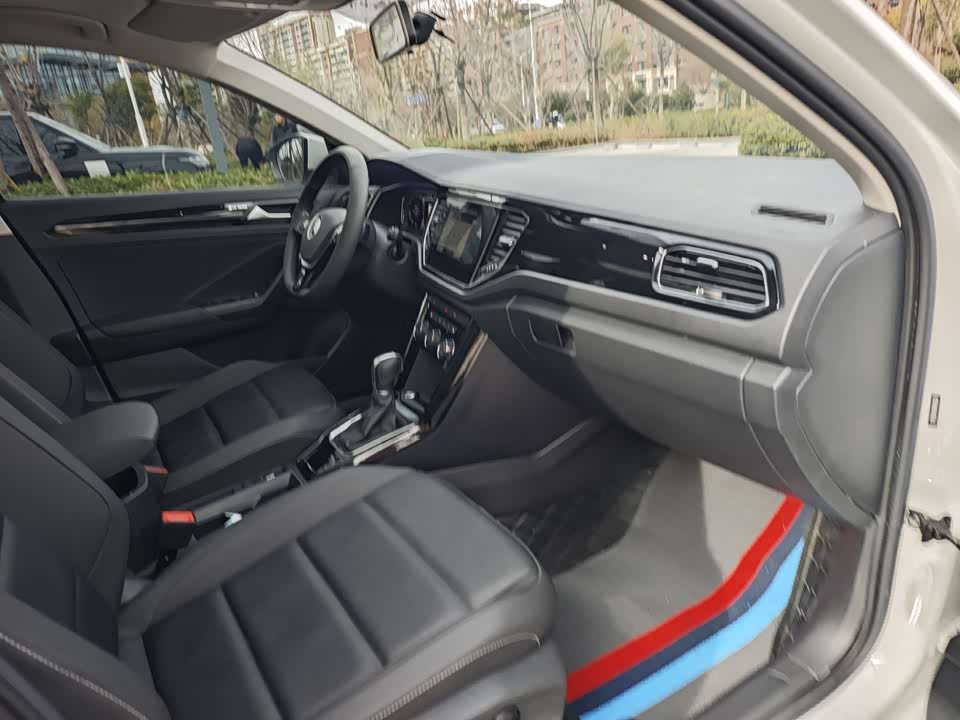 Volkswagen T-ROC exploring Songs