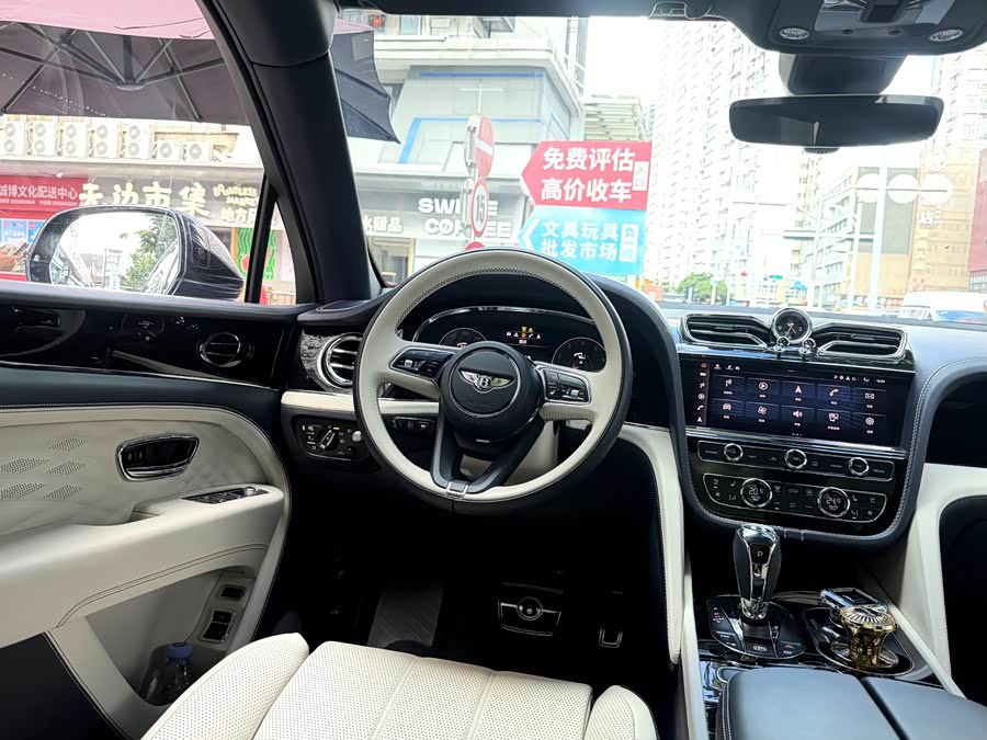 Bentley Bentayga 2023, фото 17