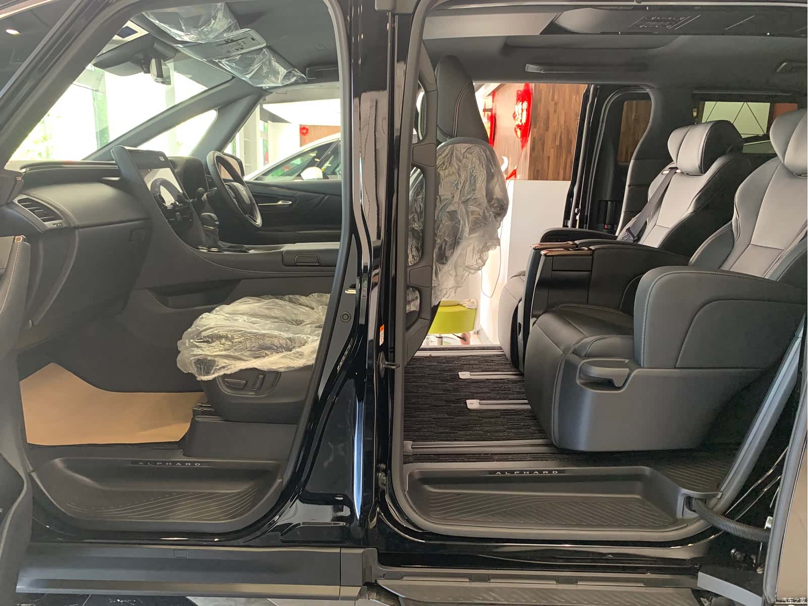 Toyota Alphard, 2025 9
