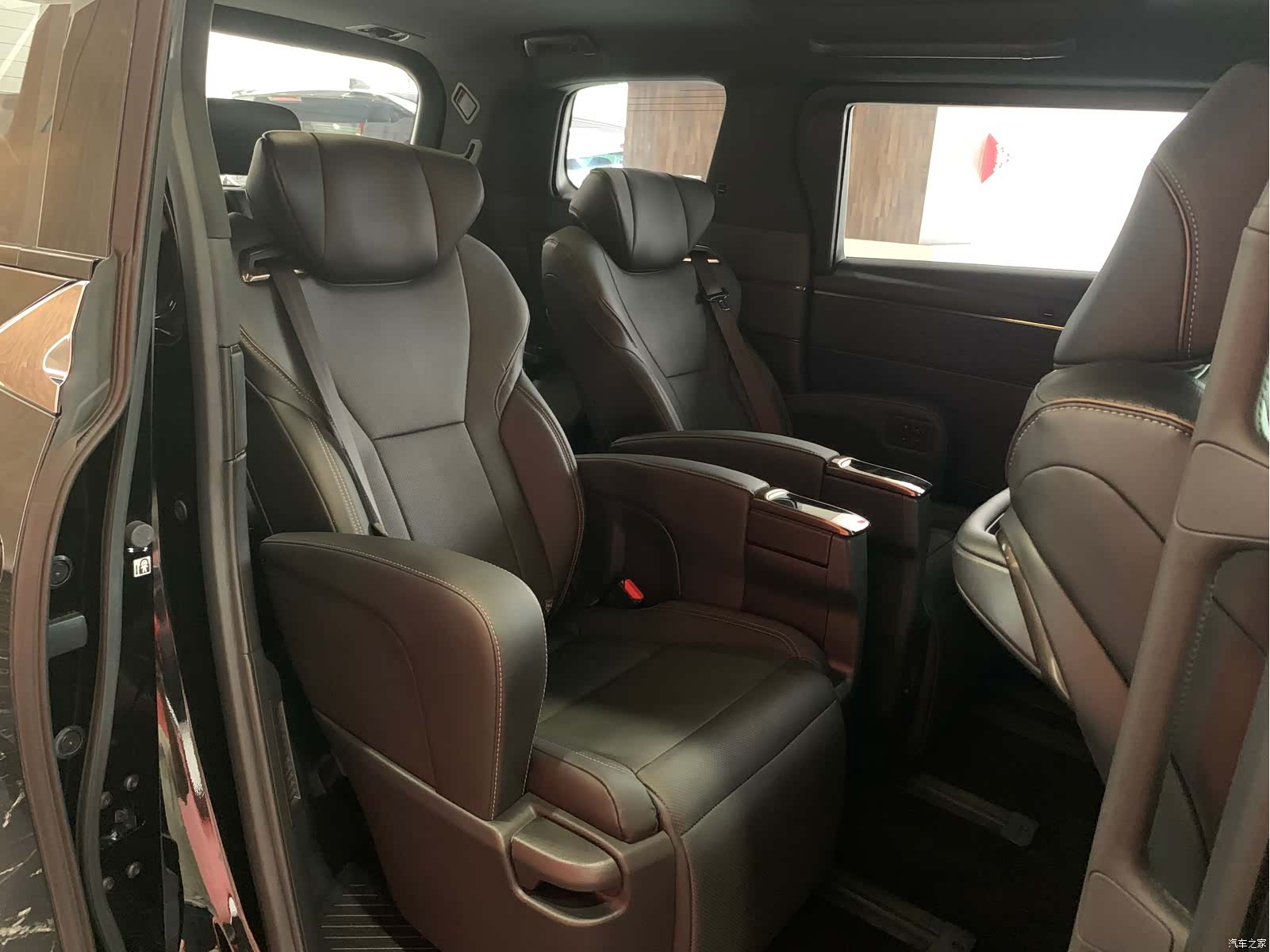 Toyota Alphard, 2026 9