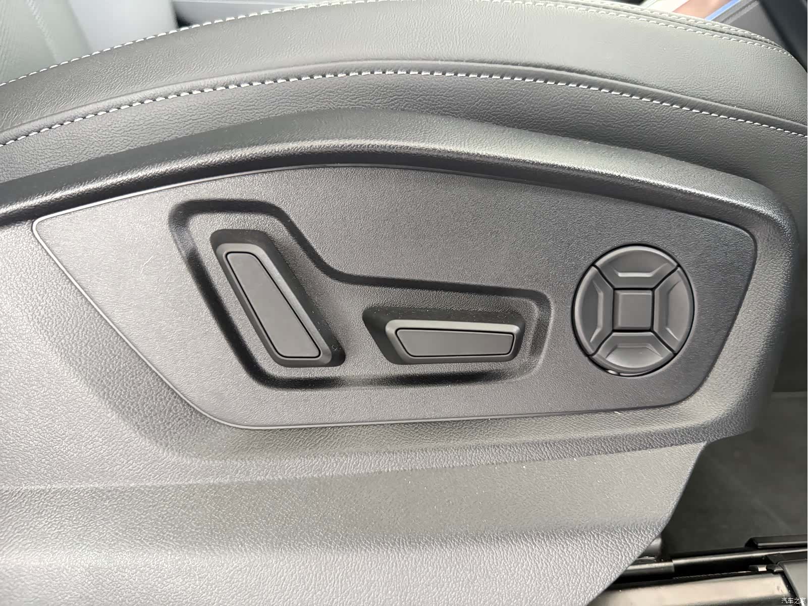 Audi Q7, 2025 13