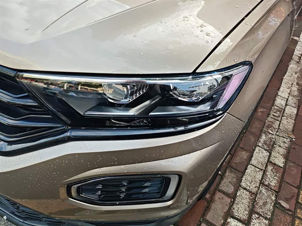 Volkswagen T-ROC exploring Songs