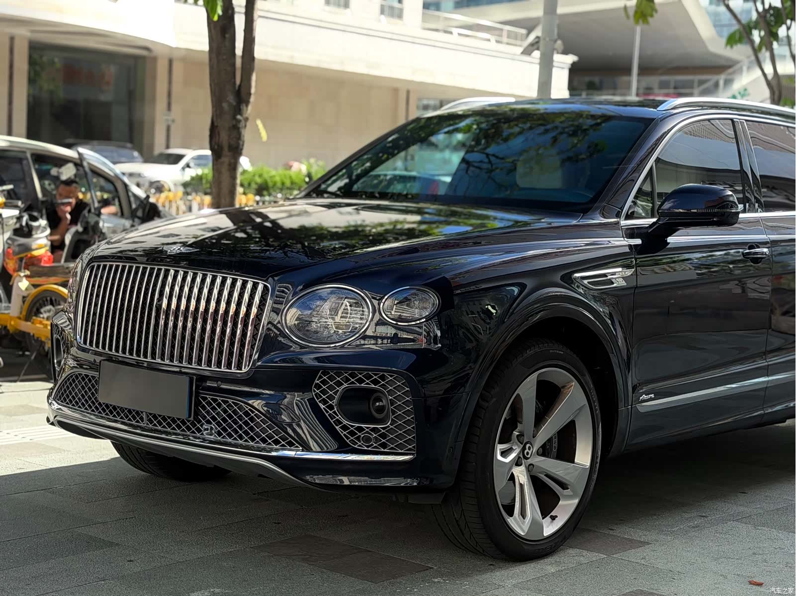 Bentley Bentayga, 2023 28