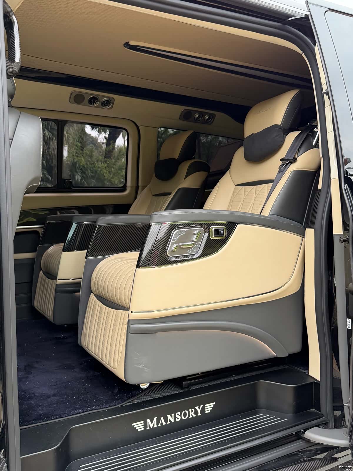 Mercedes-Benz V-Class, 2024 11