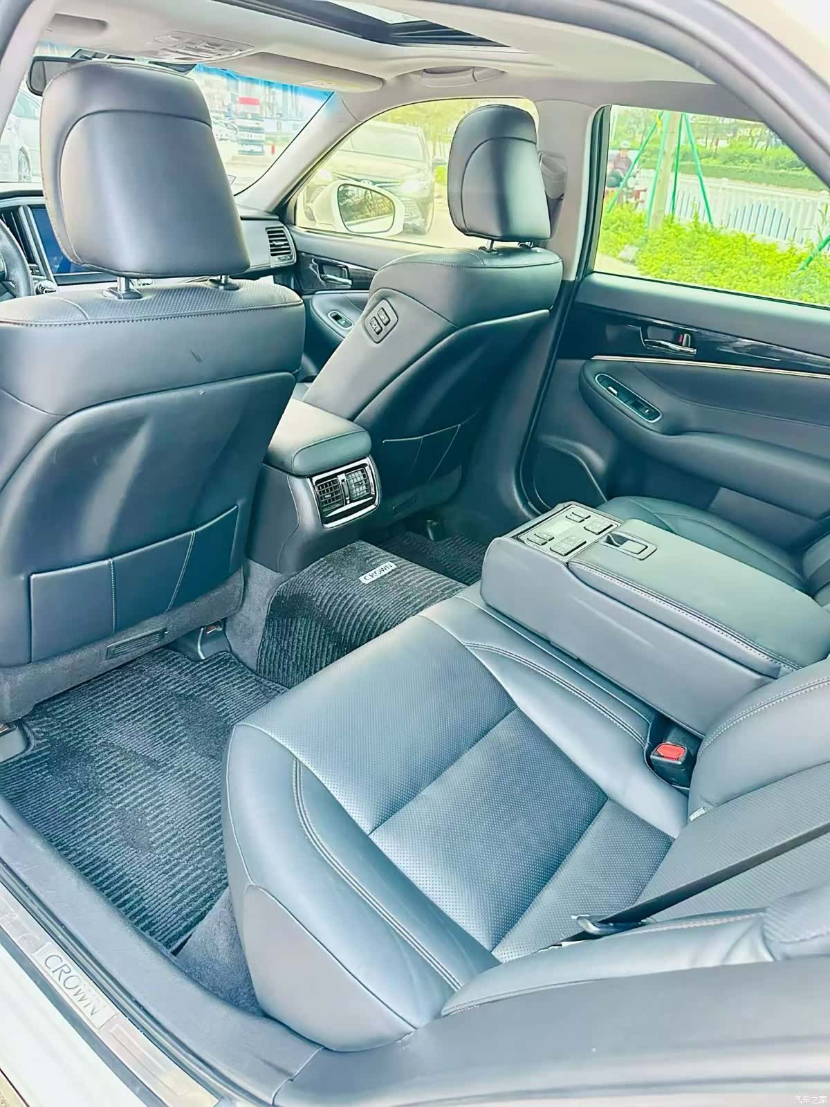 Toyota Crown, 2018 все фото