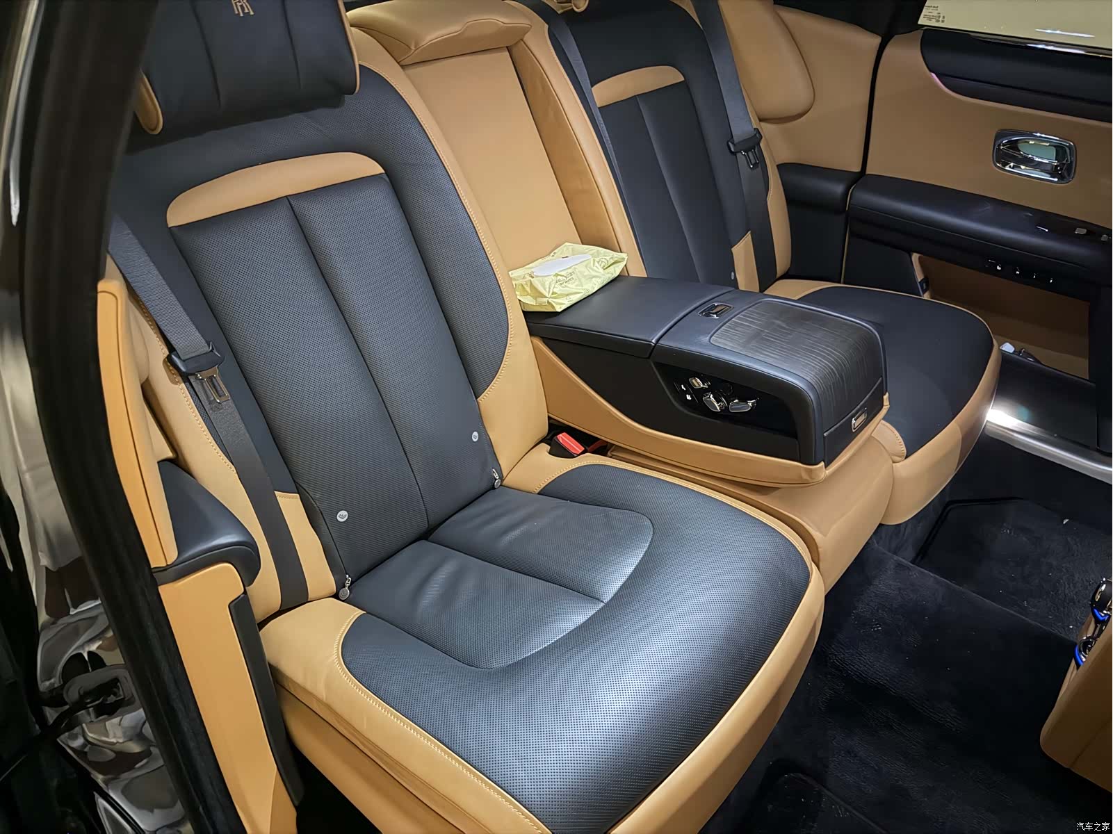 Rolls-Royce Ghost, 2023 все фото