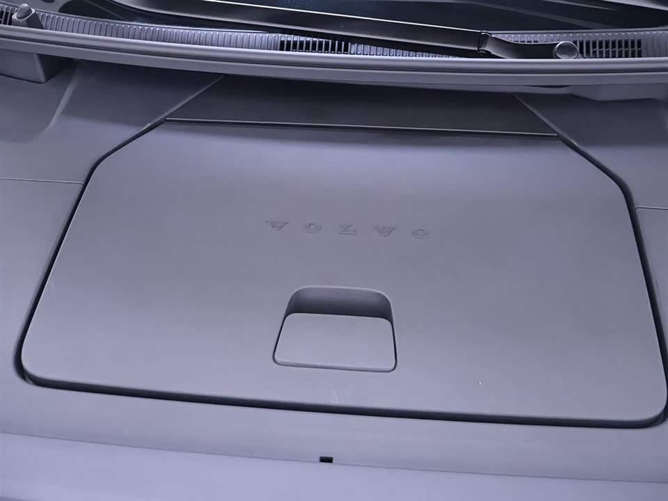 Volvo EM90