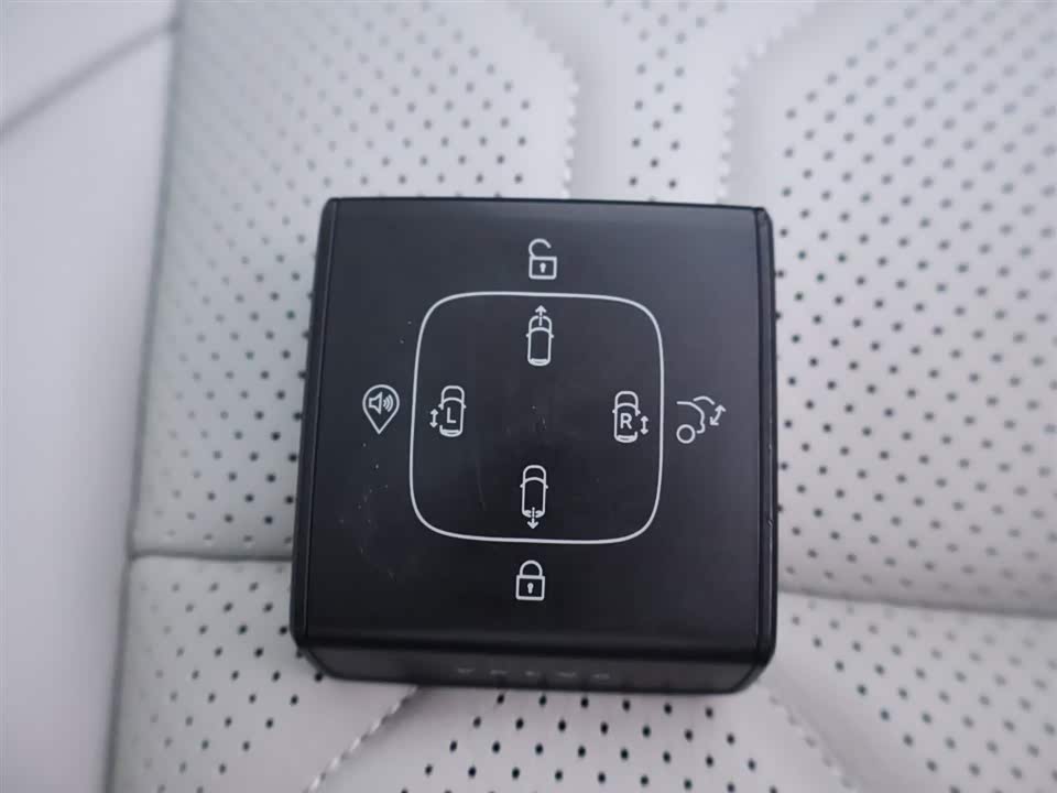Volvo EM90