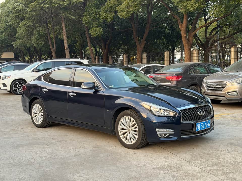 Infiniti Q70