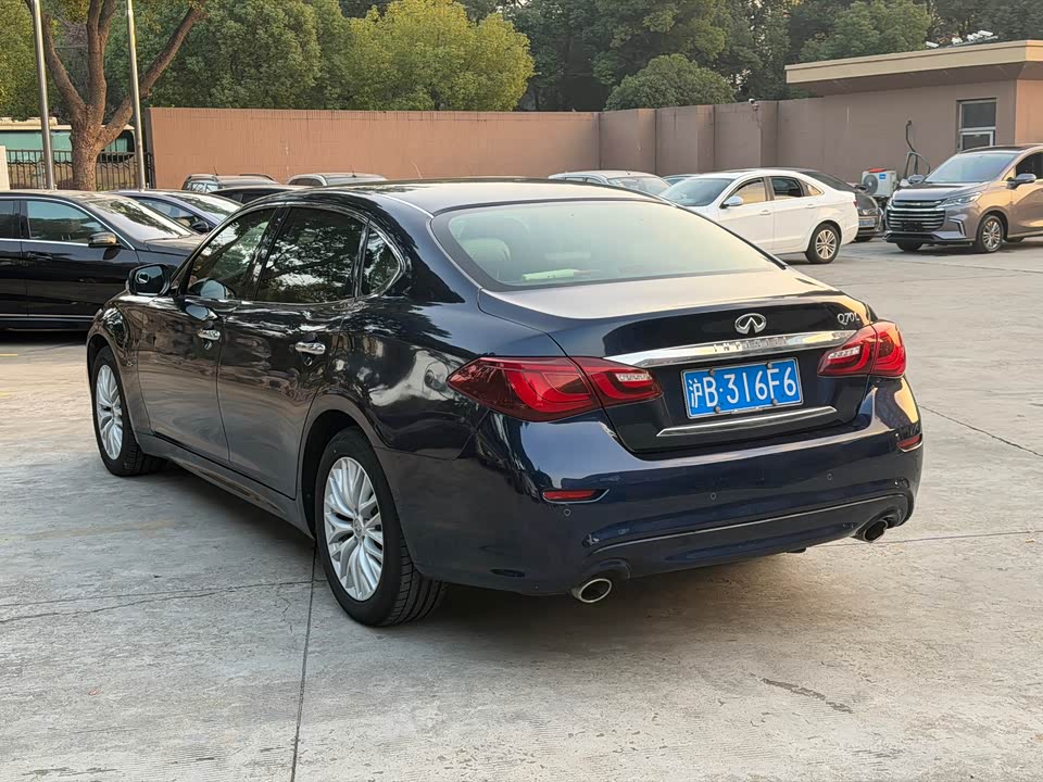 Infiniti Q70