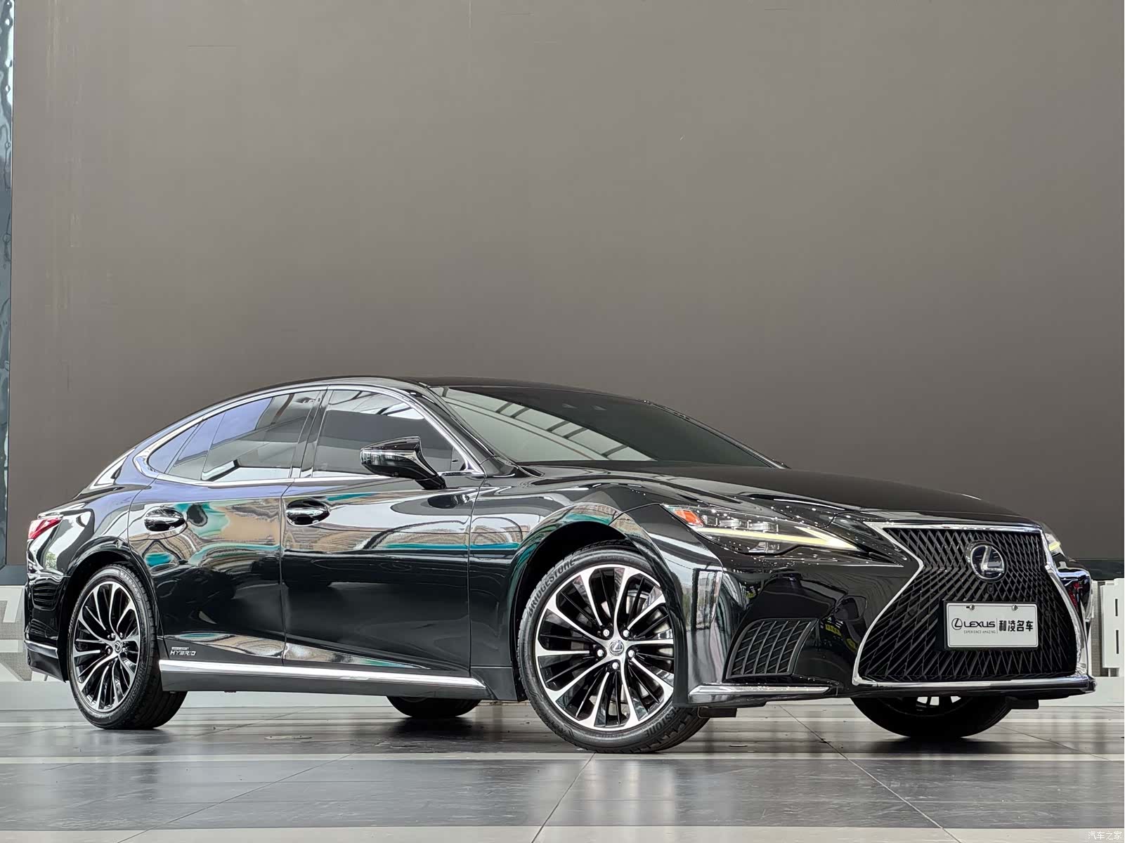 Lexus LS, 2021 3