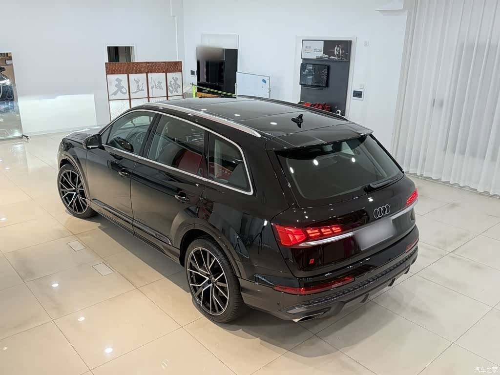 Audi Q7, 2025 11