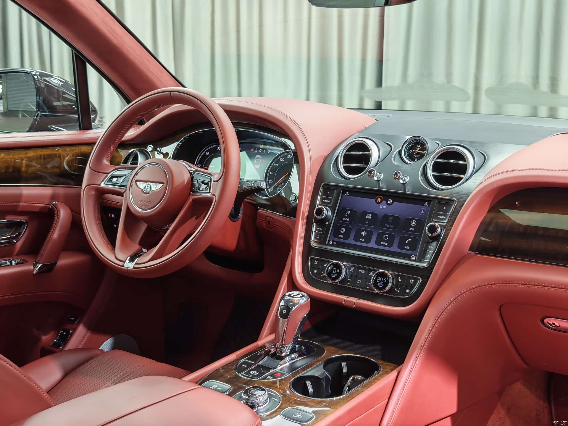 Bentley Bentayga, 2018 13