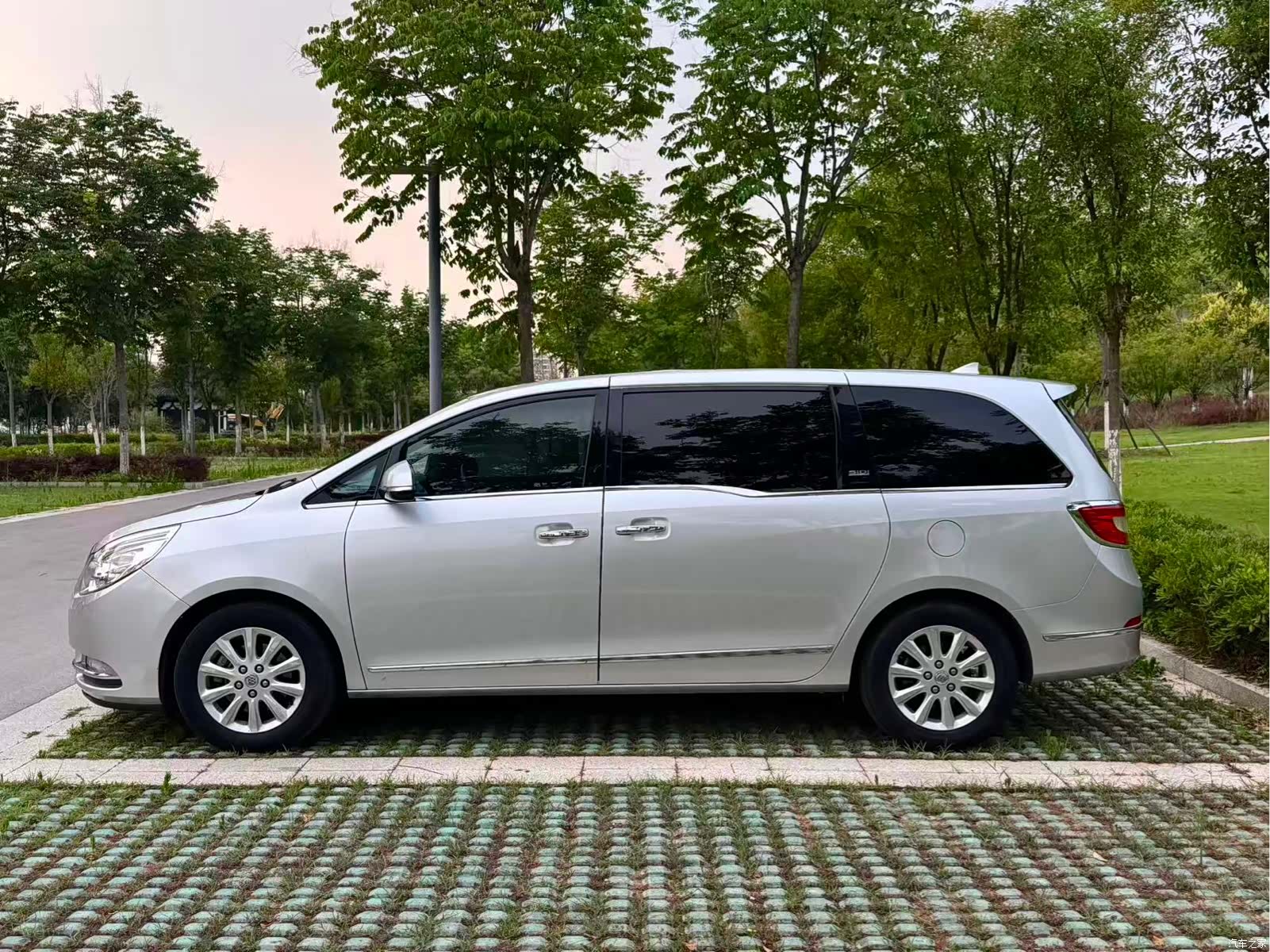 Buick GL8, 2012 4