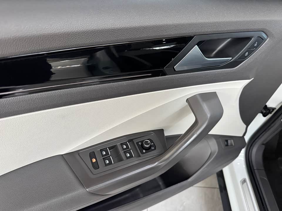 Volkswagen T-ROC exploring Songs