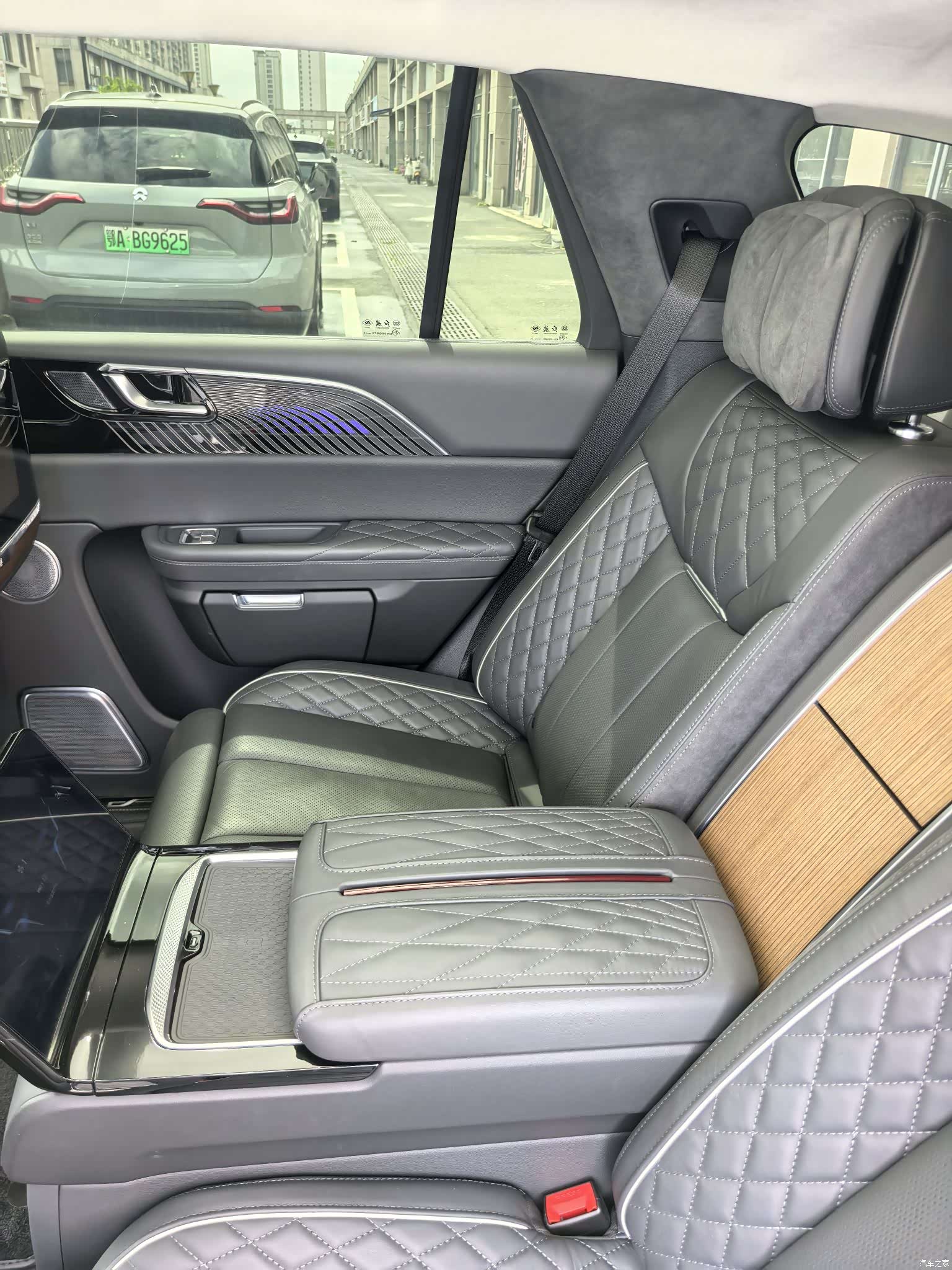 Hongqi E-HS9, 2022 9